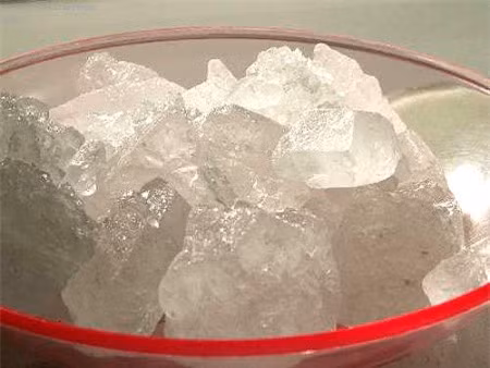 Phèn chua được coi là một vị thuốc gia truyền dùng để trị mùi hôi trên cơ thể hiệu quả, sử dụng phổ biến trong dân gian.