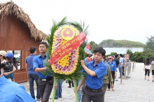 Hàng nghìn người đến viếng mộ Đại tướng Võ Nguyên Giáp ngày 27/7 - Ảnh 3 Hàng nghìn người đến viếng mộ Đại tướng Võ Nguyên Giáp ngày 27/7 - Ảnh 3