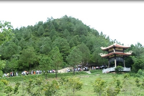 Hàng nghìn người đến viếng mộ Đại tướng Võ Nguyên Giáp ngày 27/7 - Ảnh 1 Hàng nghìn người đến viếng mộ Đại tướng Võ Nguyên Giáp ngày 27/7 - Ảnh 1