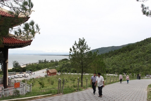 Hàng nghìn người đến viếng mộ Đại tướng Võ Nguyên Giáp ngày 27/7 - Ảnh 2 Hàng nghìn người đến viếng mộ Đại tướng Võ Nguyên Giáp ngày 27/7 - Ảnh 2