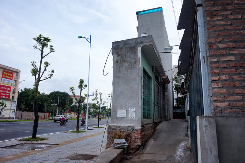Những ngôi nhà "siêu mỏng" đang bắt đầu thành hình trên đường Nguyễn Văn Huyên. Những ngôi nhà "siêu mỏng" đang bắt đầu thành hình trên đường Nguyễn Văn Huyên.
