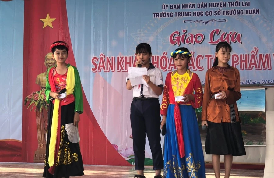 Sân khấu hoá tiết học Ngữ văn tại trường học ở Cần Thơ.