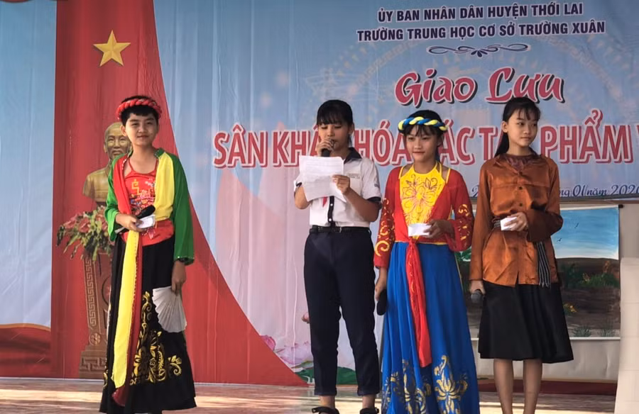 Sân khấu hoá tiết học Ngữ văn tại trường học ở Cần Thơ.