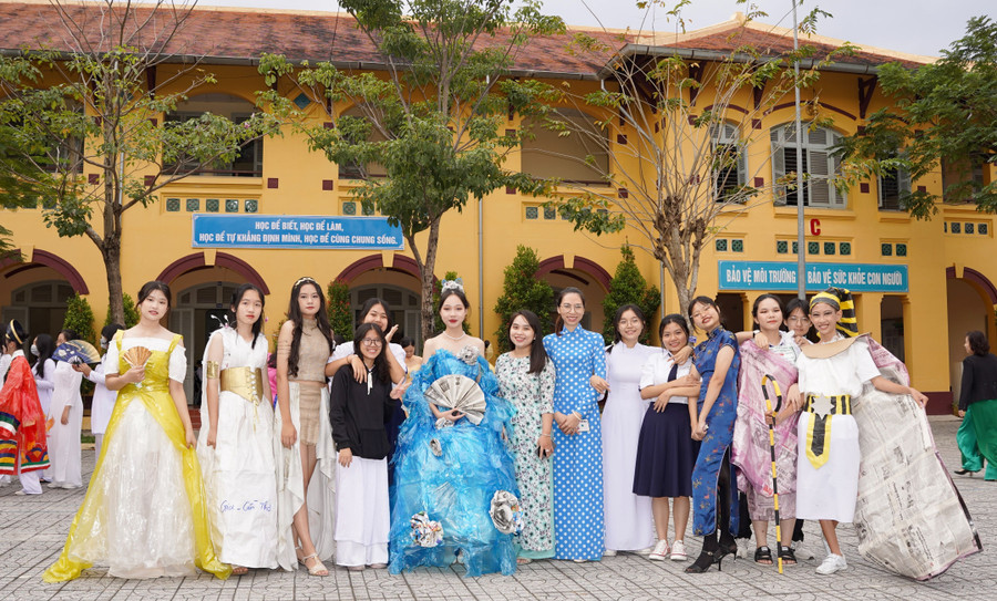 Học sinh tổ chức các hoạt động bộ môn bằng việc thiết kế trang phục văn hoá từ đồ dùng tái chế.