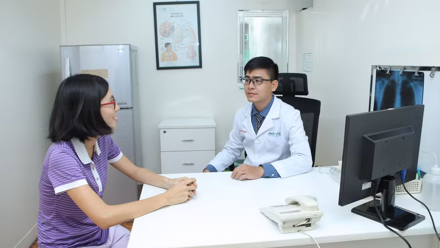 Bác sĩ Nguyễn Hữu Hoàng thăm khám cho bệnh nhân.