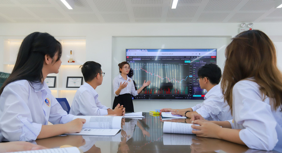 Sinh viên Trường ĐH Quốc tế Sài Gòn (SIU) học tập trong môi trường thực tế. Ảnh: ITN