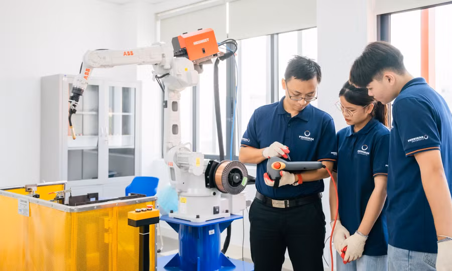 Thầy và trò sinh viên Khoa Cơ khí - Cơ Điện tử, Trường ĐH Phenikaa. Ảnh: NT