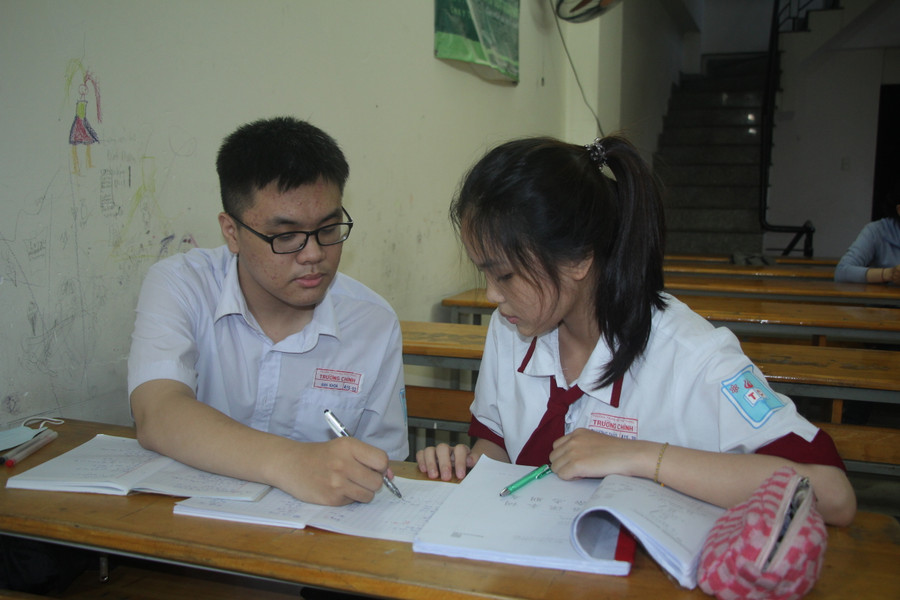 Thảo và Khoa tận dụng thời gian trước khi vào học ôn lại bài. Thảo và Khoa tận dụng thời gian trước khi vào học ôn lại bài.