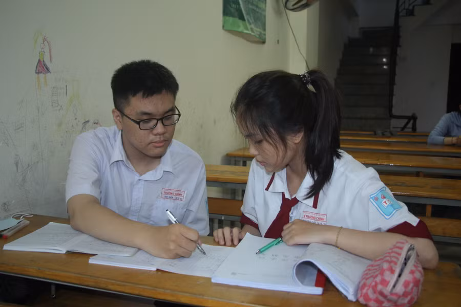 Thảo và Khoa tận dụng thời gian trước khi vào học ôn lại bài.