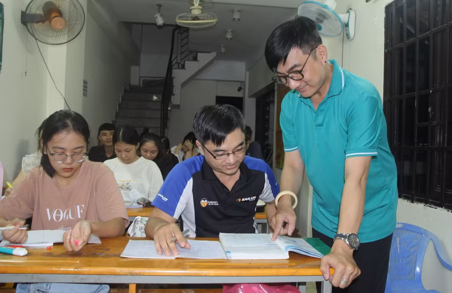 ThS Trương Hồng Lăng giảng dạy tiếng Trung tại chùa Lá.