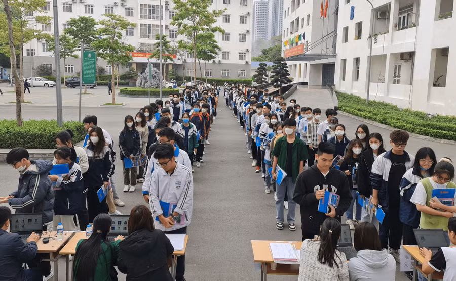 Thí sinh làm thủ tục dự thi đánh giá năng lực năm 2023 của ĐH Quốc gia Hà Nội tại điểm thi Trường ĐH Tài Nguyên Môi trường. Ảnh: Nguyễn Liên