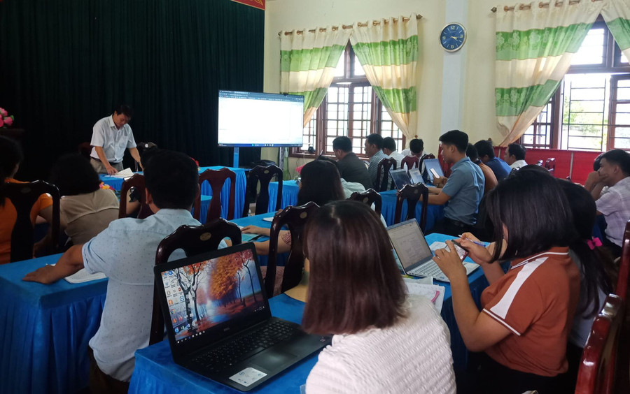 Trường THPT Hướng Phùng tổ chức tập huấn, hướng dẫn nội dung chuyên môn, phần mềm thực hiện trong năm học cho cán bộ, giáo viên, nhân viên. Ảnh: NTCC Trường THPT Hướng Phùng tổ chức tập huấn, hướng dẫn nội dung chuyên môn, phần mềm thực hiện trong năm học cho cán bộ, giáo viên, nhân viên. Ảnh: NTCC