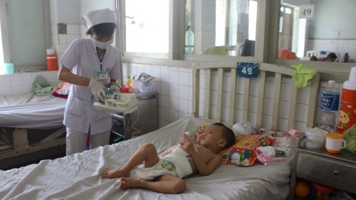 Bệnh nhi được theo dõi tại bệnh viện. Ảnh: nguoiduatin.vn