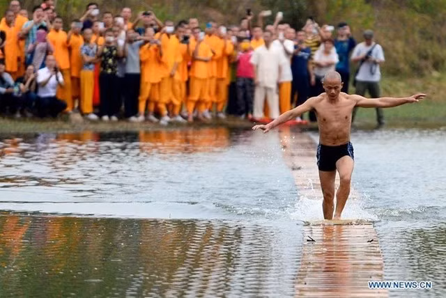 Biểu diễn màn khinh công Thủy thượng phiêu.