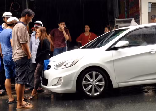 Người nhà thanh niên đi SH cùng nhiều người chặn đầu ôtô 4 chỗ. Ảnh: Hải Thuận.