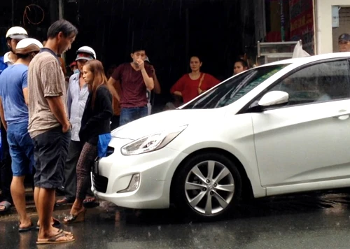 Người nhà thanh niên đi SH cùng nhiều người chặn đầu ôtô 4 chỗ. Ảnh: Hải Thuận.