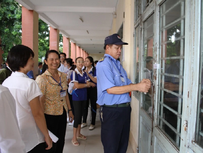 Mỗi năm, dịp Tết Nguyên đán, trường học có thời gian nghỉ dài ngày nên phải bố trí người trực, trong đó có giáo viên. Ảnh: Q. Ngữ