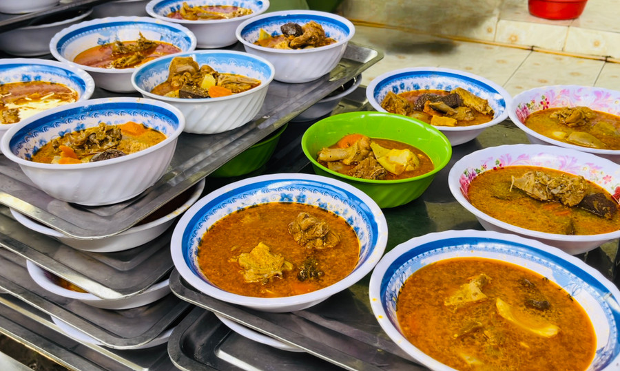 Đoàn viên, thanh niên Công an TP Long Xuyên chuẩn bị các món ăn. Đoàn viên, thanh niên Công an TP Long Xuyên chuẩn bị các món ăn.