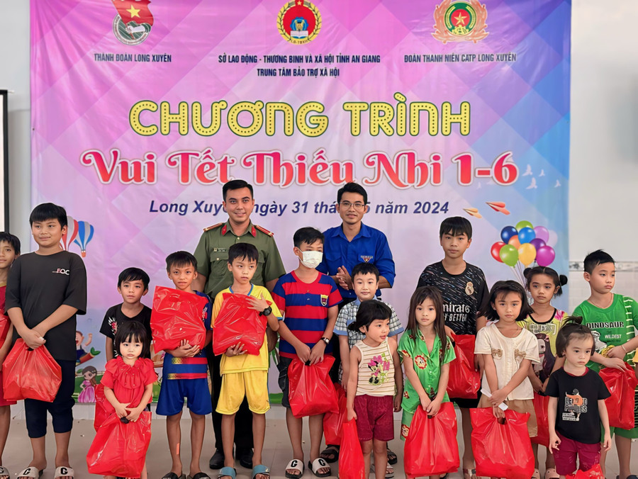 Tặng quà cho các trẻ em có hoàn cảnh khó khăn. Tặng quà cho các trẻ em có hoàn cảnh khó khăn.