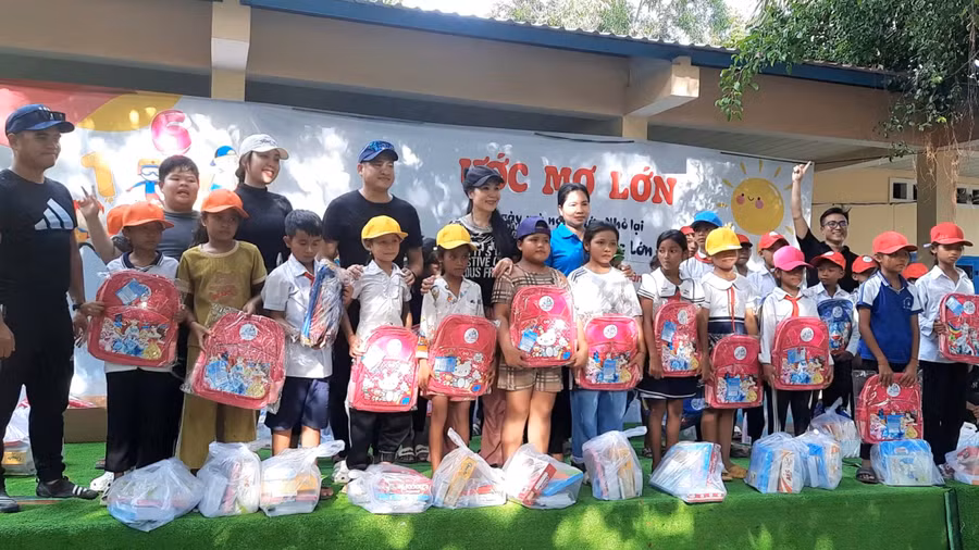 Trao tặng dụng cụ học tập cho các em học sinh.