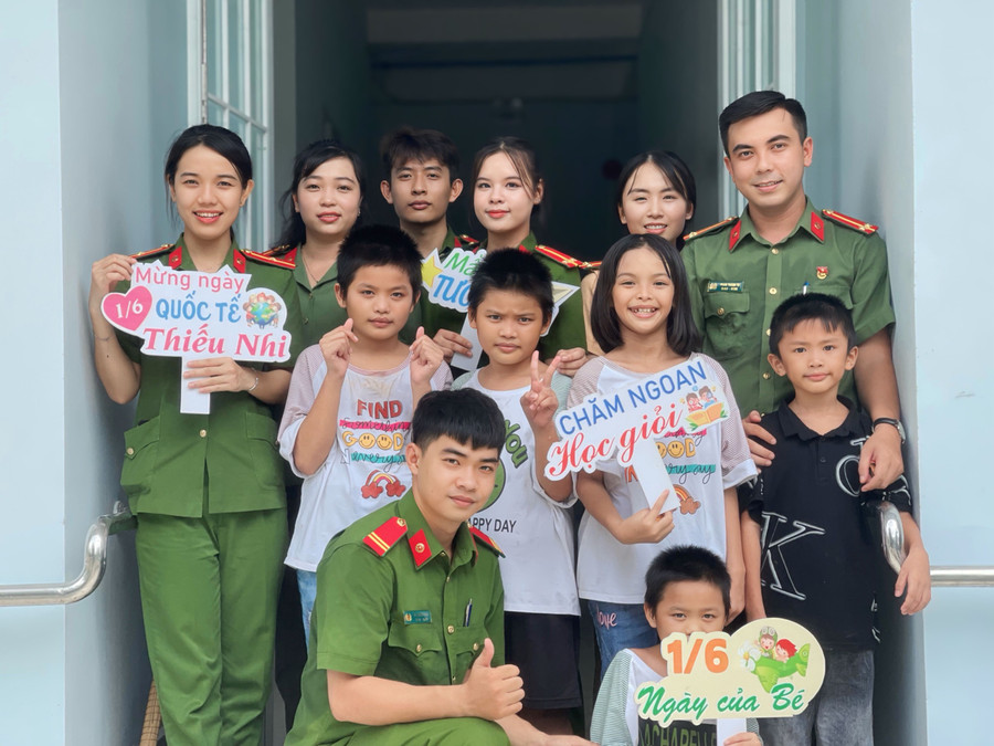 Đoàn viên, thanh niên Công an TP Long Xuyên cùng các em nhỏ tại Trung tâm Bảo trợ xã hội An Giang. Đoàn viên, thanh niên Công an TP Long Xuyên cùng các em nhỏ tại Trung tâm Bảo trợ xã hội An Giang.