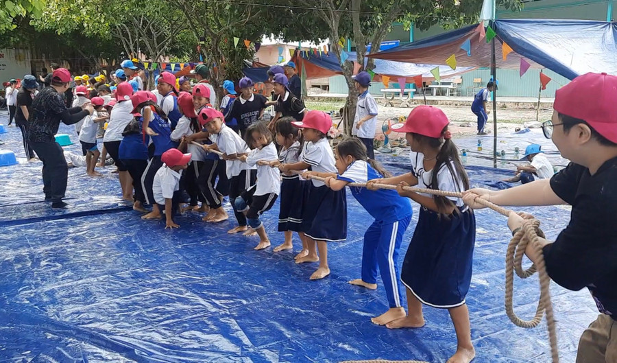 Các em thiếu nhi tham gia trò chơi kéo co. Các em thiếu nhi tham gia trò chơi kéo co.