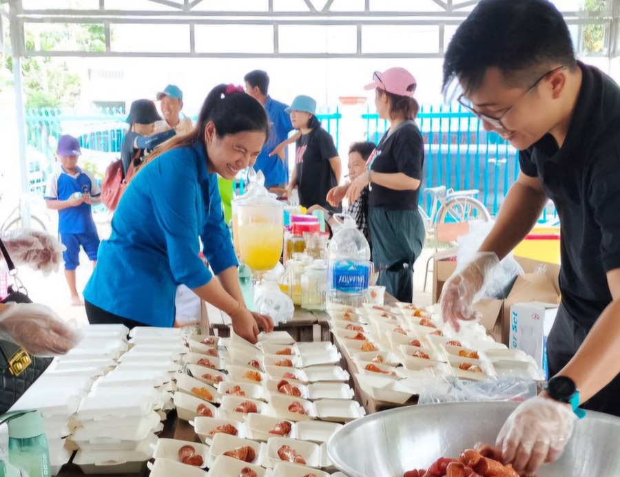 Các tình nguyện viên chuẩn bị suất ăn trưa cho thiếu nhi tham gia Chương trình. Các tình nguyện viên chuẩn bị suất ăn trưa cho thiếu nhi tham gia Chương trình.