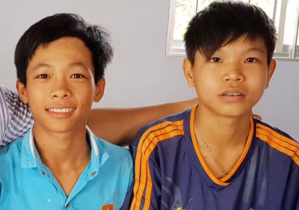 Khang (áo xanh) và Mới nhặt được 40,6 triệu đồng đã tìm cách trả lại cho người đánh rơi