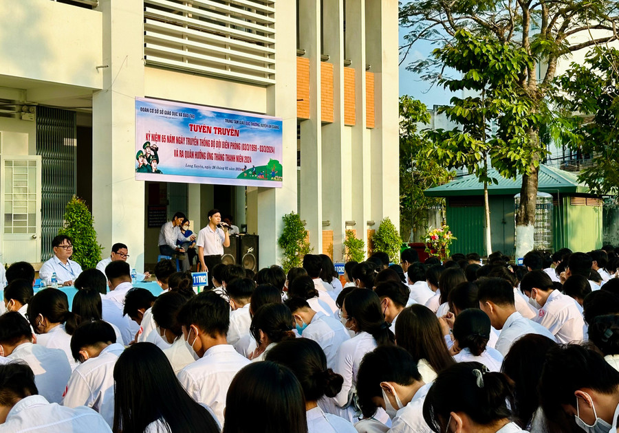 Học sinh giao lưu trong buổi sinh hoạt.