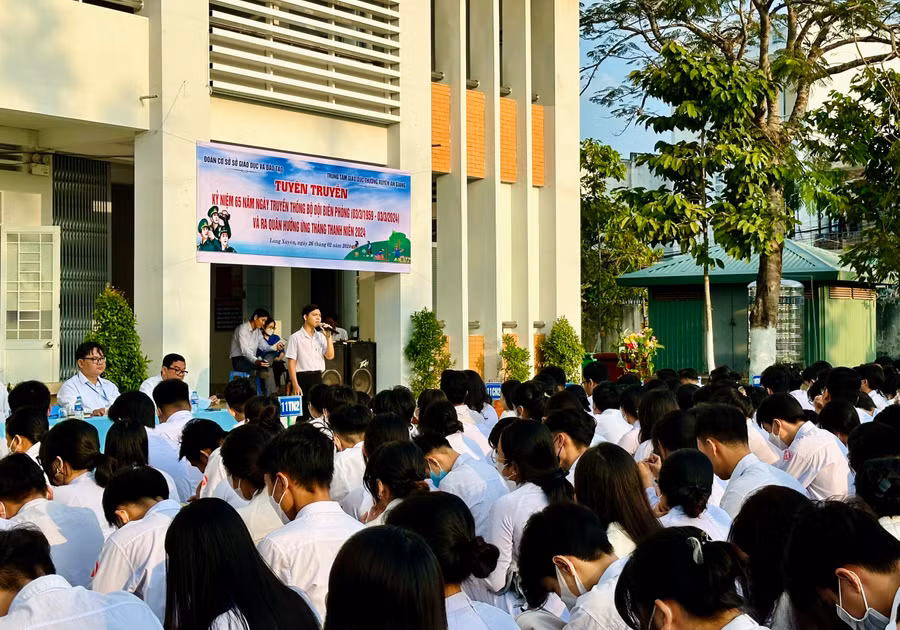 Học sinh giao lưu trong buổi sinh hoạt.