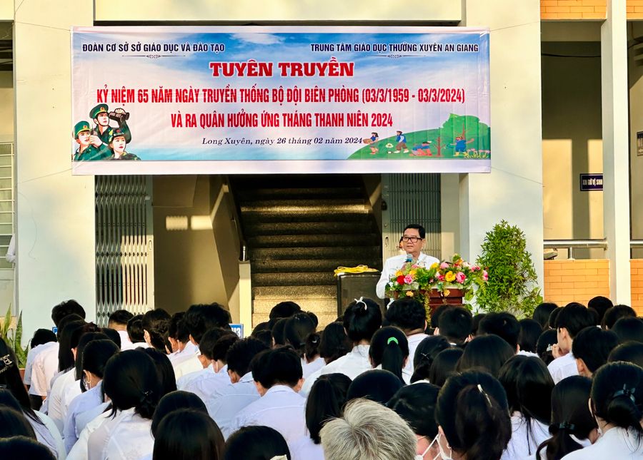 Trung tâm Giáo dục thường xuyên An Giang sinh hoạt Chuyên đề kỷ niệm 65 năm Ngày truyền thống Bộ đội Biên phòng.