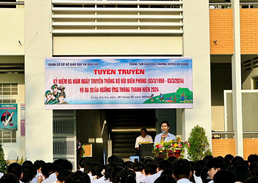 Cán bộ phụ trách chia sẻ nội dung các chuyên đề trong buổi sinh hoạt.