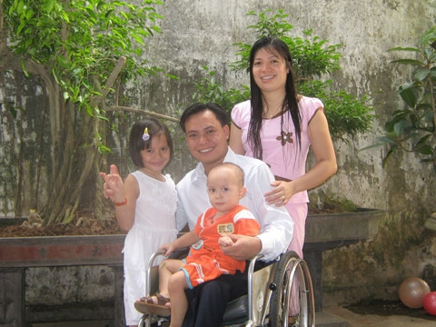 Chuyện tình cổ tích của lương y ngồi xe lăn và cô gái xinh đẹp làng Chuông - Ảnh 2 Chuyện tình cổ tích của lương y ngồi xe lăn và cô gái xinh đẹp làng Chuông - Ảnh 2