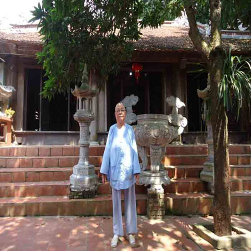 Nữ đại gia Việt nức tiếng bỏ cơ đồ vào cửa Phật