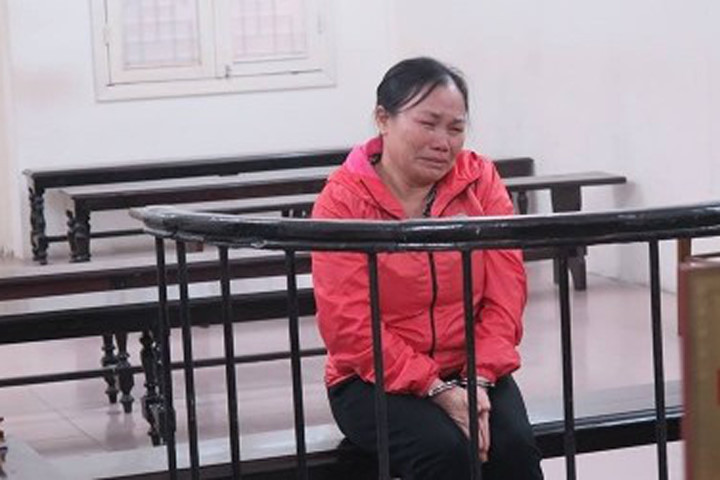 Bị cáo Đinh Thị Bảy bật khóc nức nở khi nhận án tử hình về tội Mua bán trái phép chất ma túy.