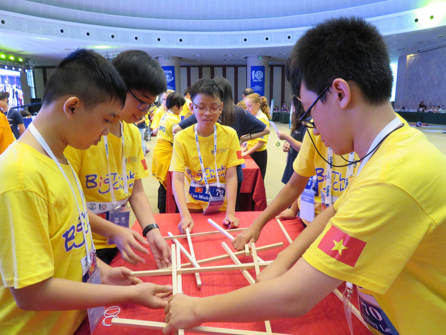 Các em tranh tài tại cuộc thi