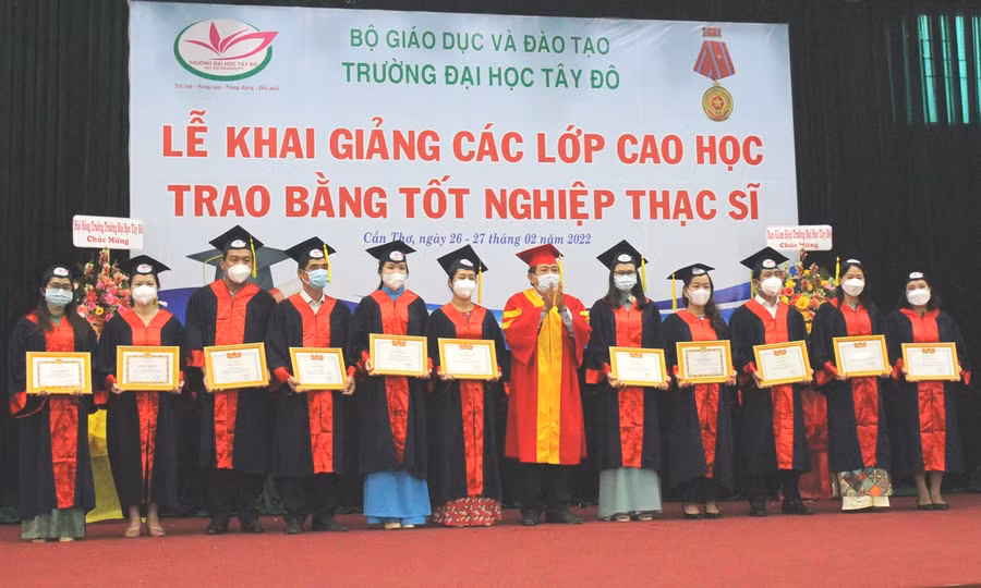 Khen thưởng học viên tốt nghiệp thạc sĩ loại giỏi, xuất sắc.