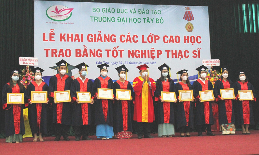 Khen thưởng học viên tốt nghiệp thạc sĩ loại giỏi, xuất sắc.