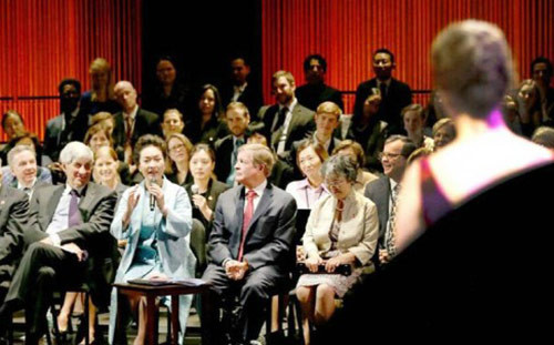 Bành Bà cầm mic chỉ cách hát cho sinh viên trường Juilliard. Ảnh; CNS