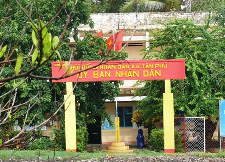 Trụ sở UBND xã Tân Phú có nhiều cán bộ sử dụng bằng cấp giả.