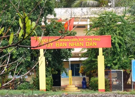Trụ sở UBND xã Tân Phú có nhiều cán bộ sử dụng bằng cấp giả.