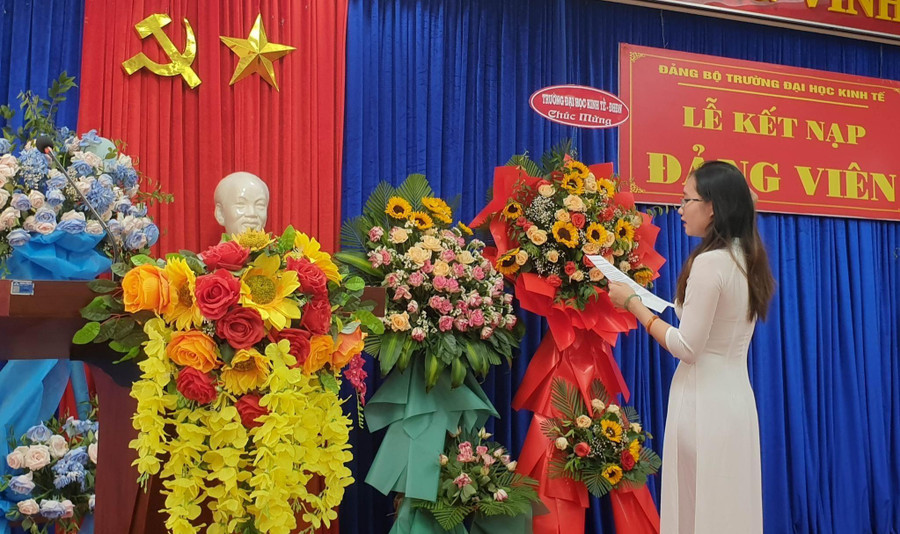 Sinh viên Trường Đại học Kinh tế (Đại học Đà Nẵng) tuyên thệ dưới lá cờ Đảng. Sinh viên Trường Đại học Kinh tế (Đại học Đà Nẵng) tuyên thệ dưới lá cờ Đảng.