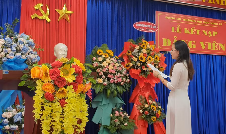 Sinh viên Trường Đại học Kinh tế (Đại học Đà Nẵng) tuyên thệ dưới lá cờ Đảng.