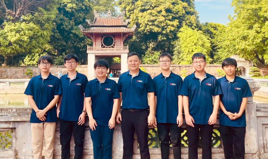 Ngô Quý Đăng (thứ 3 từ trái sang) và đội tuyển Việt Nam tham dự Olympic Toán học quốc tế 2022. Ảnh: TG Ngô Quý Đăng (thứ 3 từ trái sang) và đội tuyển Việt Nam tham dự Olympic Toán học quốc tế 2022. Ảnh: TG