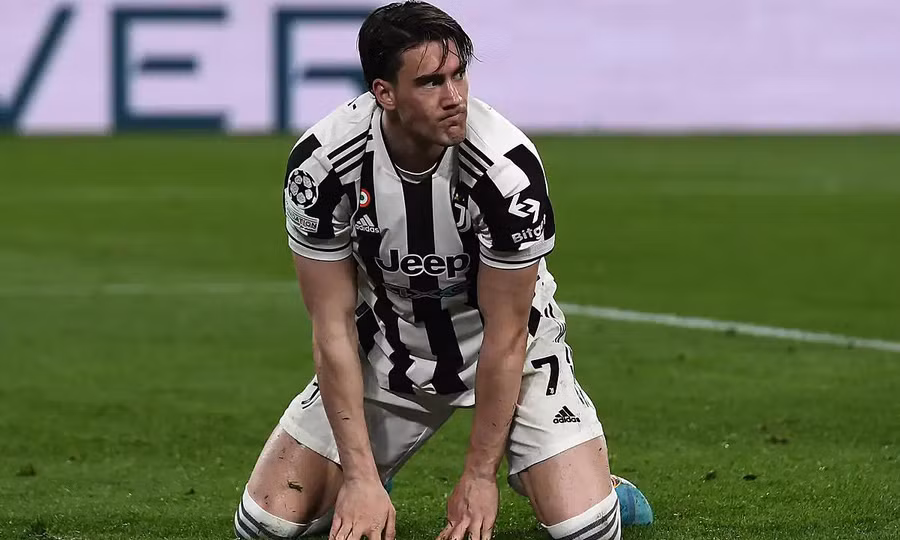 Cầu thủ Juventus thất vọng sau thất bại trước trước Villarreal ở Champions League 2021 - 2022.