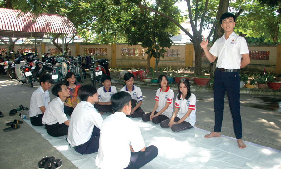 Em Trần Hữu Phước học sinh lớp 11A3 diễn xướng “Nói thơ Vân Tiên”. Ảnh: TG Em Trần Hữu Phước học sinh lớp 11A3 diễn xướng “Nói thơ Vân Tiên”. Ảnh: TG