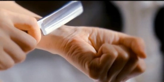 Cánh cửa bật mở, Nam nằm trên vũng máu, động mạch cả hai tay bị cắt đứt. Ảnh minh họa