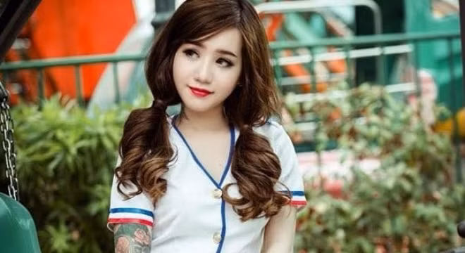 Vẻ ngoài xinh xắn cùng những hình xăm khủng đã khiến cô gái sinh năm 1992 này trở thành tâm điểm của mọi sự chú ý.