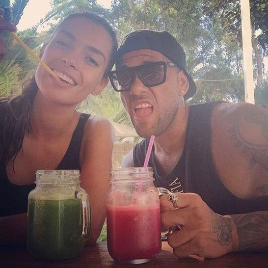 Dani Alves và bạn gái đang tận hưởng kỳ nghỉ ngọt ngào bên nhau. Theo chân sao: Vợ Rooney diện bikini khoe bụng bầu