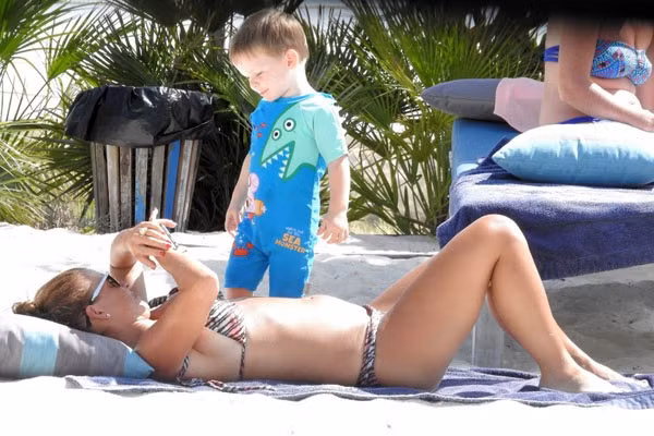 Theo chân sao: Vợ Rooney diện bikini khoe bụng bầu